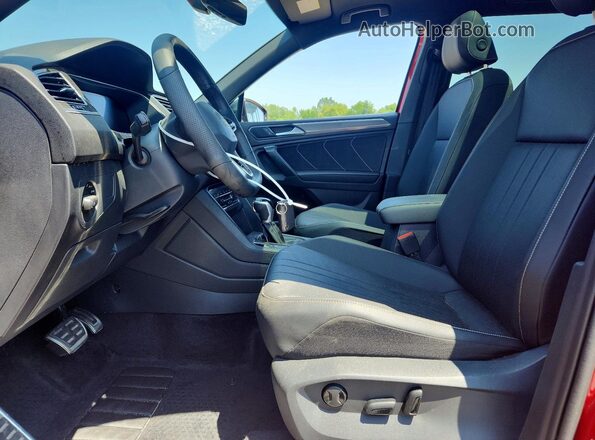 3VV8B7AX4RM228967 2024 VOLKSWAGEN TIGUAN Red Vista interior delantera