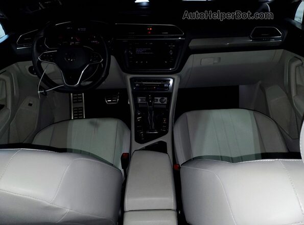 3VV8B7AX5RM180993 2024 VOLKSWAGEN TIGUAN Black Widok deski rozdzielczej