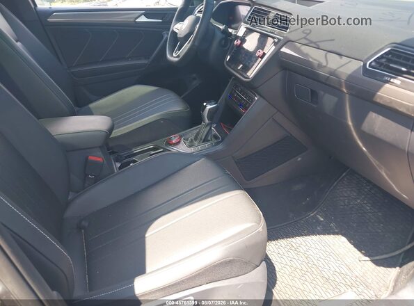 3VV8B7AX6RM031122 2024 VOLKSWAGEN TIGUAN Серый Вид салона спереди
