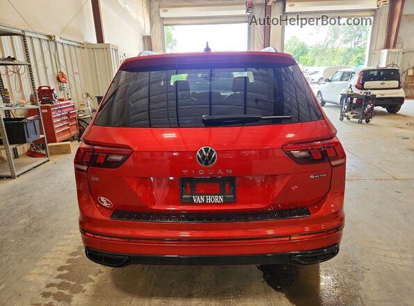 3VV8B7AX7RM085447 2024 VOLKSWAGEN TIGUAN Red Rear view