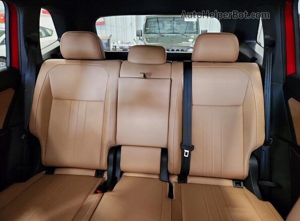 3VV8B7AX7RM085447 2024 VOLKSWAGEN TIGUAN Red Rear seats view