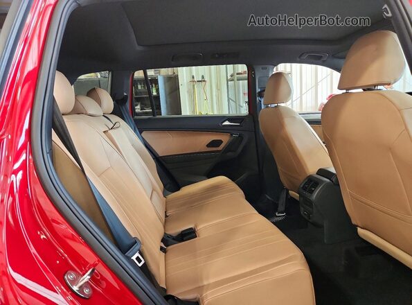 3VV8B7AX7RM085447 2024 VOLKSWAGEN TIGUAN Red Rear interior view