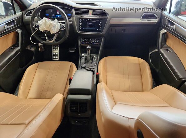 3VV8B7AX7RM085447 2024 VOLKSWAGEN TIGUAN Red Dashboard view