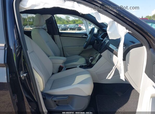 3VV8B7AX8RM004343 2024 VOLKSWAGEN TIGUAN Black Front interior view