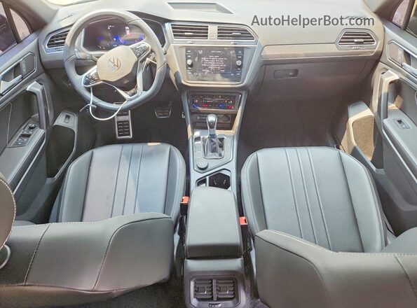 3VV8B7AX8RM117547 2024 VOLKSWAGEN TIGUAN Silver Dashboard view