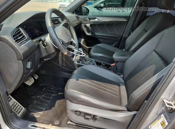 3VV8B7AX8RM117547 2024 VOLKSWAGEN TIGUAN Silver Front interior view