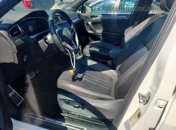 3VV8B7AX9NM057840 2022 VOLKSWAGEN TIGUAN White Widok wnętrza z przodu
