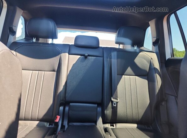 3VV8B7AX9NM057840 2022 VOLKSWAGEN TIGUAN White Widok tylnych siedzeń