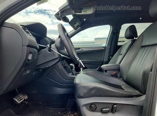 3VVCB7AX3PM049097 2023 VOLKSWAGEN TIGUAN White Front interior view