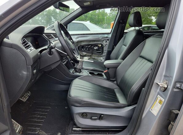 3VVCB7AX5NM065928 2022 VOLKSWAGEN TIGUAN Silver Widok wnętrza z przodu