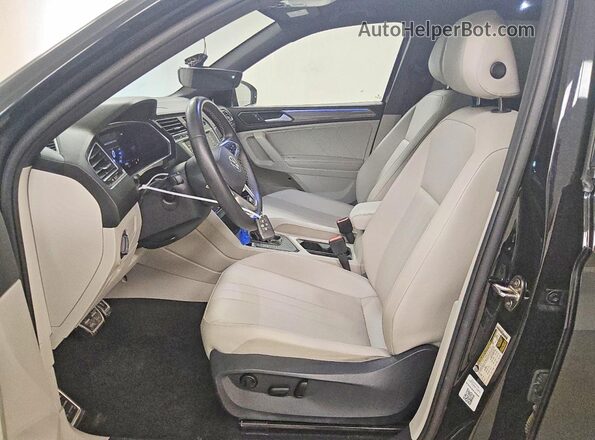 3VVCB7AX8PM061827 2023 VOLKSWAGEN TIGUAN Черный Вид салона спереди