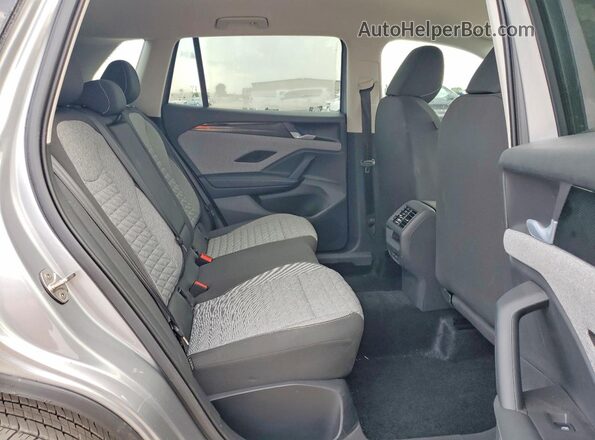 3VVCR7RM0TM017028 2026 VOLKSWAGEN TIGUAN Silver Rear interior view