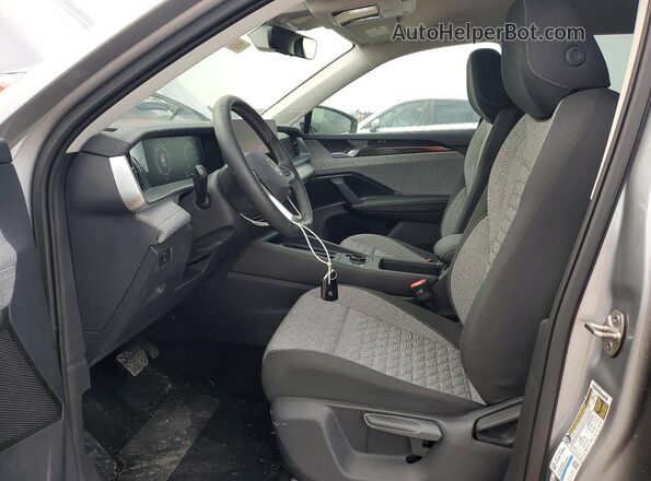 3VVCR7RM0TM017028 2026 VOLKSWAGEN TIGUAN Silver Front interior view