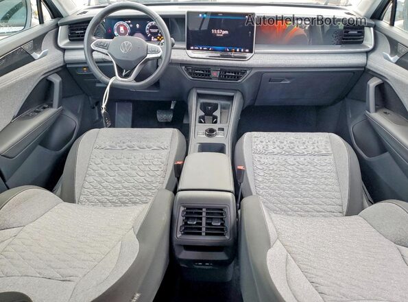 3VVCR7RM0TM017028 2026 VOLKSWAGEN TIGUAN Silver Dashboard view