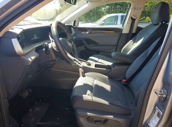 3VVER7RM0TM009259 2026 VOLKSWAGEN TIGUAN Silver Front interior view