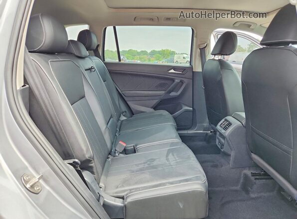 3VVMB7AX9PM076924 2023 VOLKSWAGEN TIGUAN Серебряный Вид задней части салона