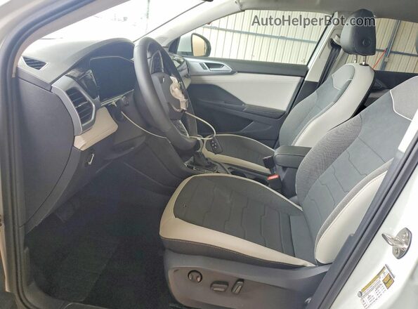 3VVUC7B28TM076911 2026 VOLKSWAGEN TAOS White Front interior view