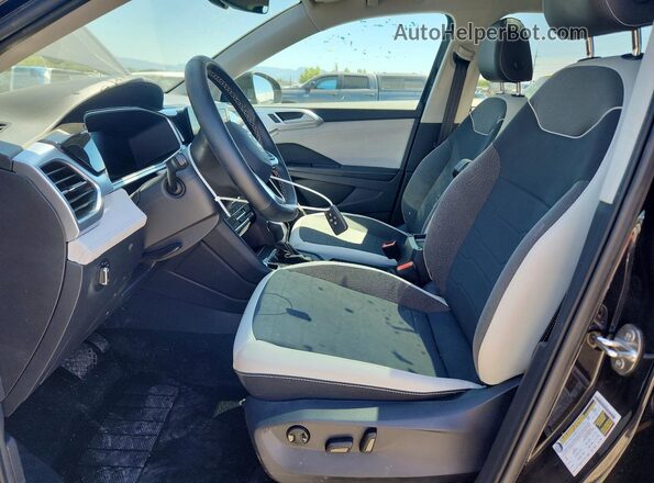 3VVVC7B26SM008156 2025 VOLKSWAGEN TAOS Черный Вид салона спереди