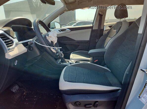 3VVVC7B28SM044480 2025 VOLKSWAGEN TAOS Бирюзовый Вид салона спереди