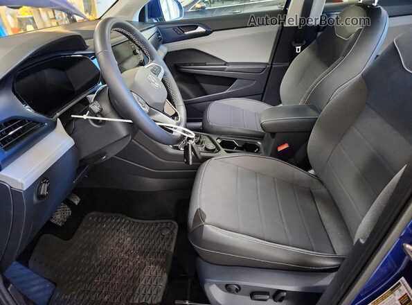 3VVVX7B23RM065431 2024 VOLKSWAGEN TAOS Blue Widok wnętrza z przodu