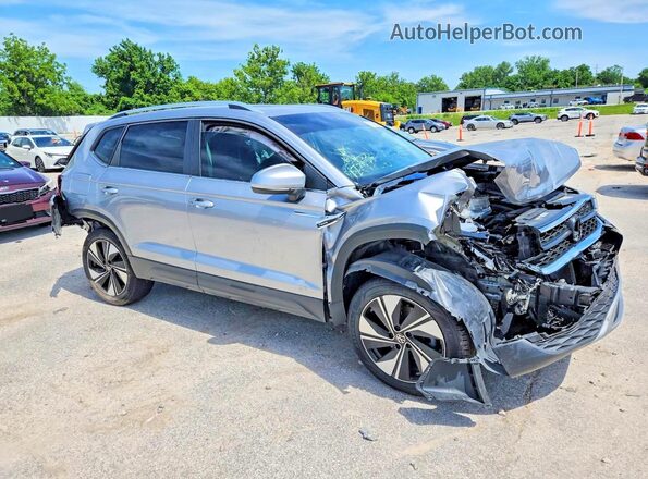 3VVVX7B2XRM033883 2024 VOLKSWAGEN TAOS Silver Przód prawy