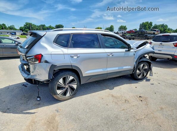 3VVVX7B2XRM033883 2024 VOLKSWAGEN TAOS Silver Tył prawy