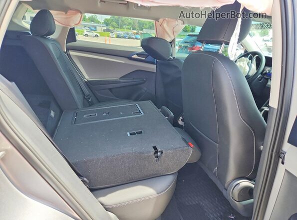 3VVVX7B2XRM033883 2024 VOLKSWAGEN TAOS Silver Widok wnętrza z tyłu