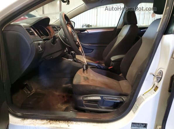3VW2B7AJ2HM205151 2017 VOLKSWAGEN JETTA White Widok wnętrza z przodu