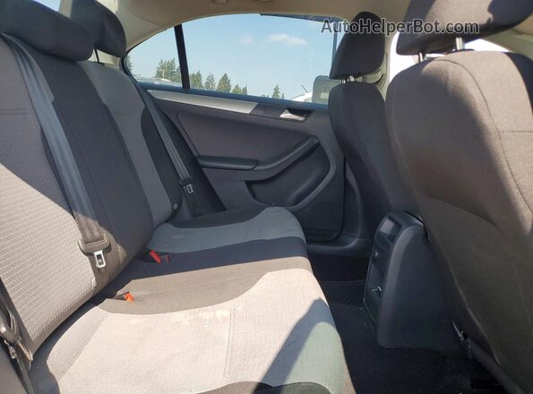 3VW2B7AJ4HM384759 2017 VOLKSWAGEN JETTA White Widok wnętrza z tyłu