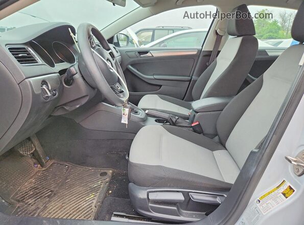 3VW2B7AJ4JM217467 2018 VOLKSWAGEN JETTA Серый Вид салона спереди