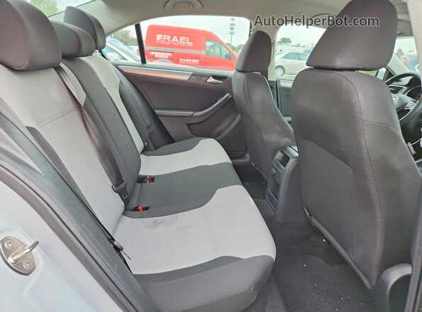 3VW2B7AJ4JM217467 2018 VOLKSWAGEN JETTA Серый Вид задних сидений