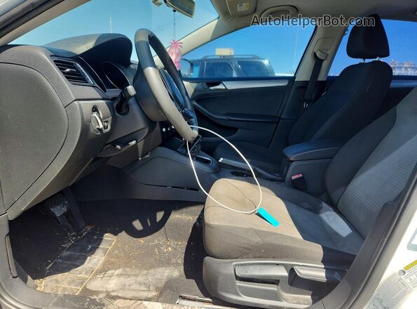 3VW2B7AJ7HM290312 2017 VOLKSWAGEN JETTA White Вид салону спереду