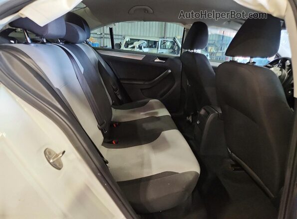 3VW2B7AJ7HM364022 2017 VOLKSWAGEN JETTA White Widok tylnych siedzeń