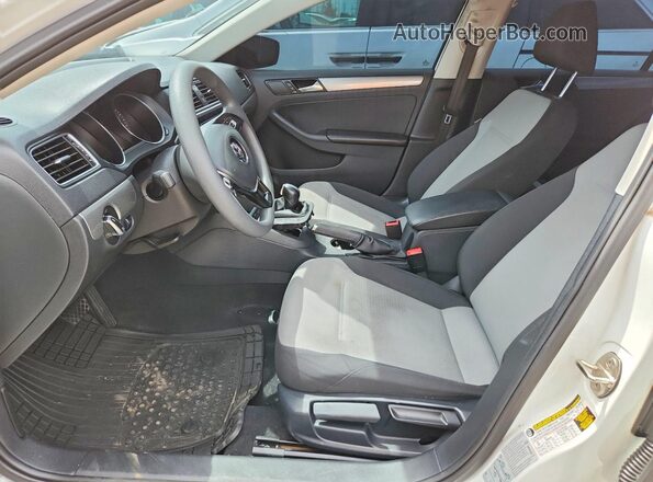 3VW2B7AJ8HM250515 2017 VOLKSWAGEN JETTA White Front interior view