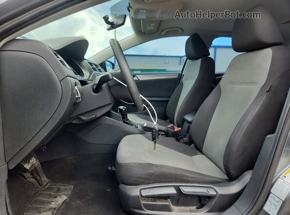 3VW2B7AJ9HM325349 2017 VOLKSWAGEN JETTA Gray Widok wnętrza z przodu
