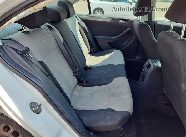 3VW2B7AJ9HM337095 2017 VOLKSWAGEN JETTA White Widok tylnych siedzeń