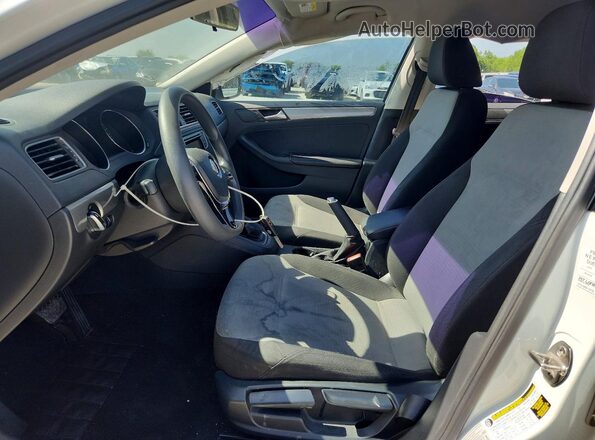3VW2B7AJ9HM370372 2017 VOLKSWAGEN JETTA White Widok wnętrza z przodu