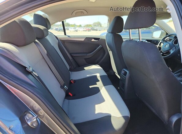 3VW2B7AJ9HM392419 2017 VOLKSWAGEN JETTA Gray Rear seats view