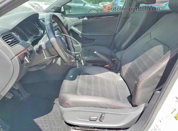 3VW5T7AJ5HM280596 2017 VOLKSWAGEN JETTA Белый Вид салона спереди
