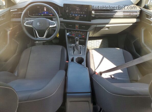 3VW5W7BUXTM040484 2026 VOLKSWAGEN JETTA Silver Widok deski rozdzielczej