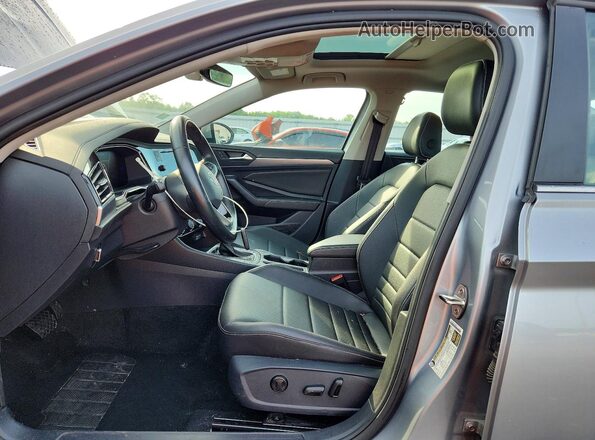 3VW7M7BU3RM017961 2024 VOLKSWAGEN JETTA Silver Вид салону спереду
