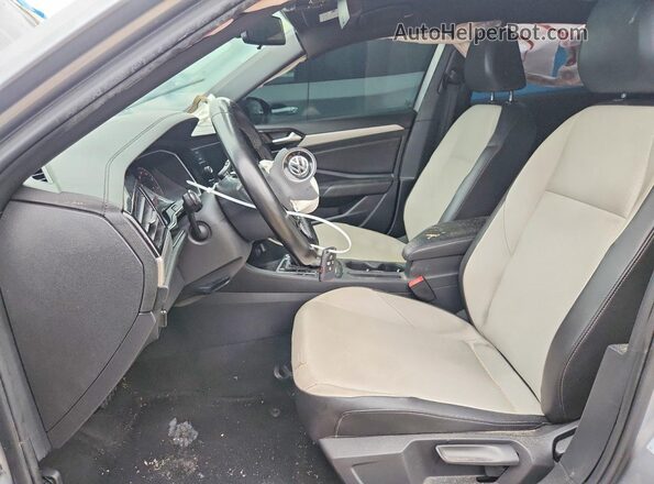 3VWCB7BU2KM267590 2019 VOLKSWAGEN JETTA Серебряный Вид салона спереди
