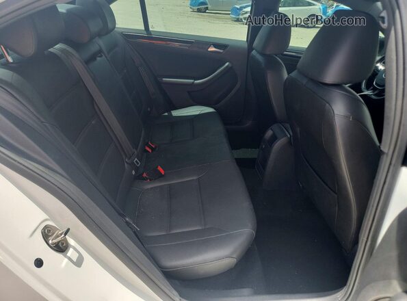3VWD17AJ1JM228762 2018 VOLKSWAGEN JETTA White Vista de los asientos traseros