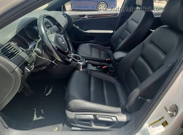 3VWD17AJ1JM228762 2018 VOLKSWAGEN JETTA White Vista interior delantera