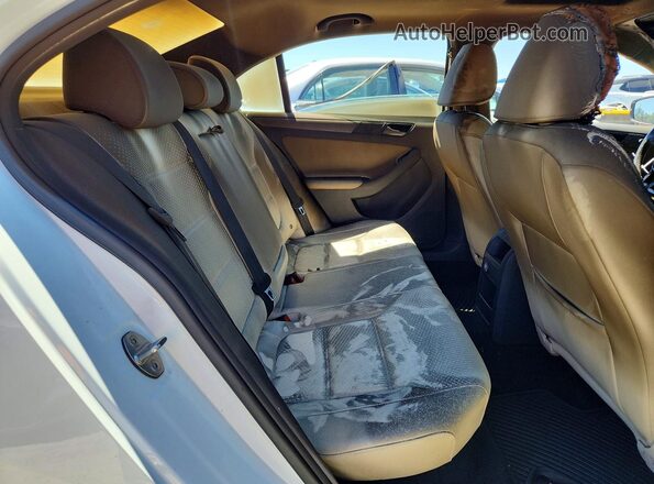 3VWDB7AJ0HM378188 2017 VOLKSWAGEN JETTA White Widok tylnych siedzeń