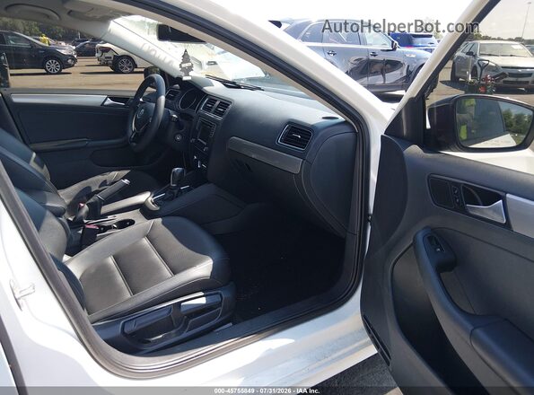 3VWDB7AJ3JM236035 2018 VOLKSWAGEN JETTA White Front interior view