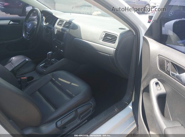 3VWDB7AJ6HM236816 2017 VOLKSWAGEN JETTA Белый Вид салона спереди