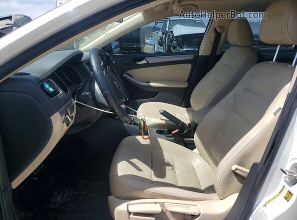 3VWDB7AJ9HM376908 2017 VOLKSWAGEN JETTA White Widok wnętrza z przodu