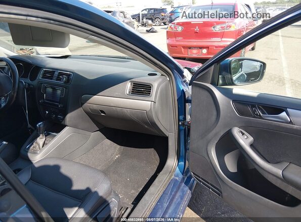 3VWDB7AJXHM342301 2017 VOLKSWAGEN JETTA Синий Вид салона спереди