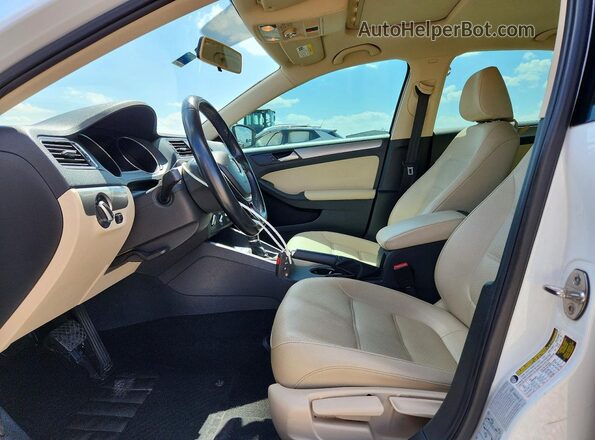 3VWDB7AJXHM382247 2017 VOLKSWAGEN JETTA Белый Вид салона спереди